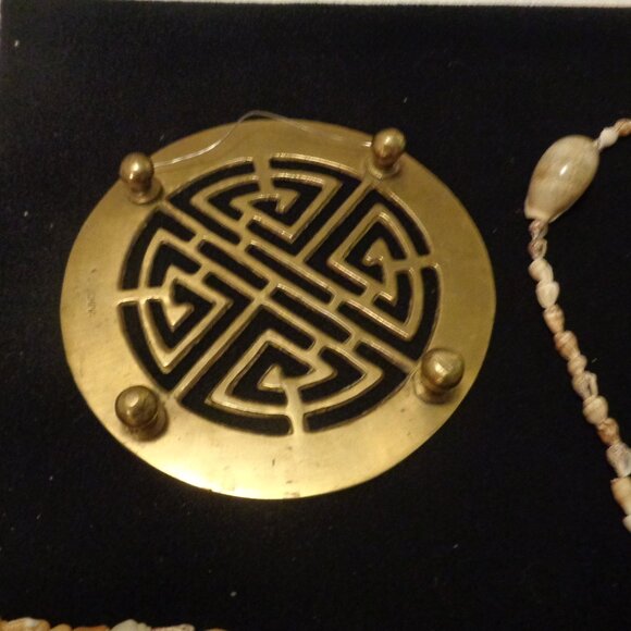 VINTAGE CHINESE STAND OR HANGING 2 SHELL NECKLACES LOT - Picture 3 of 10